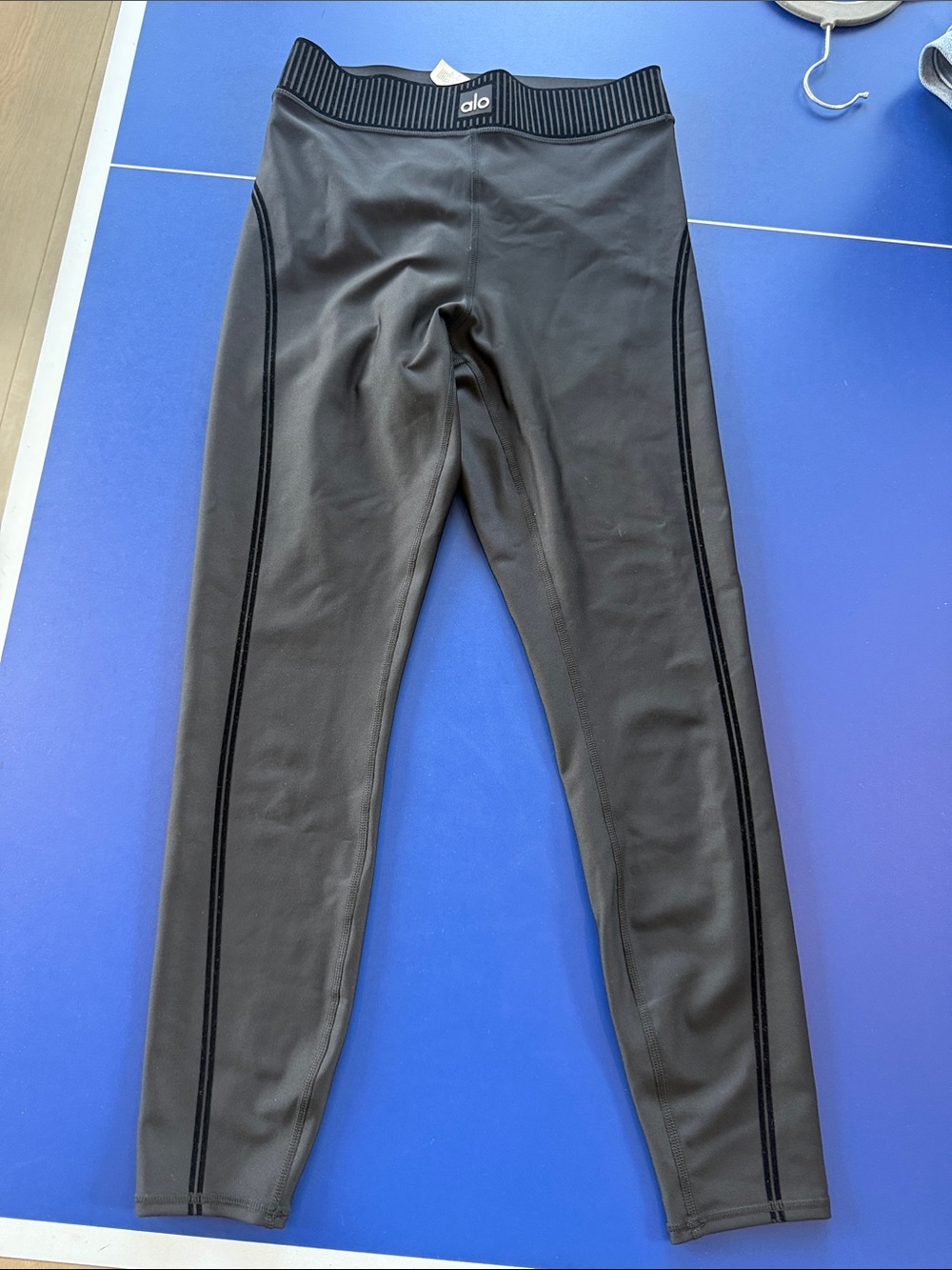 ALO Yoga Black Leggings with Side velvet Stripe never worn
